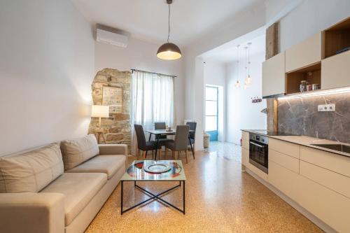2BR Apt 20 Mins From Acropolis with Washer & Dryer, Atény