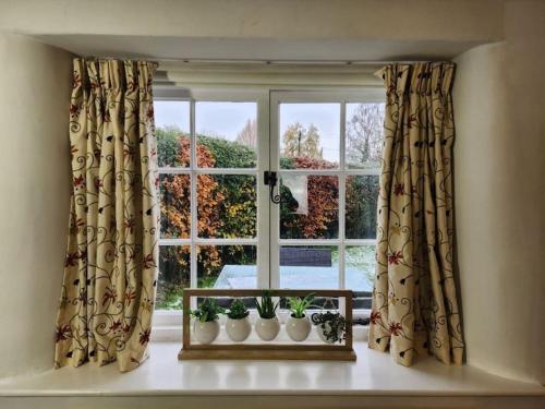 Kert, Swan Cottage, 5-Bedroom, Canal View, River, Private gardens, Free Parking's, WiFi, Oxford in Nyugat-Kidlington