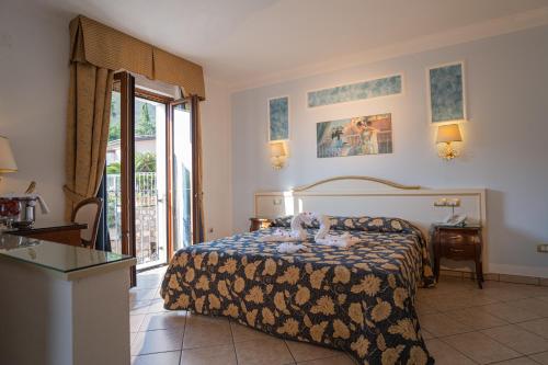 โรงแรมริสโตรานเต บอโกตานา (Hotel Ristorante Borgo La Tana) in มาร่าเทอา