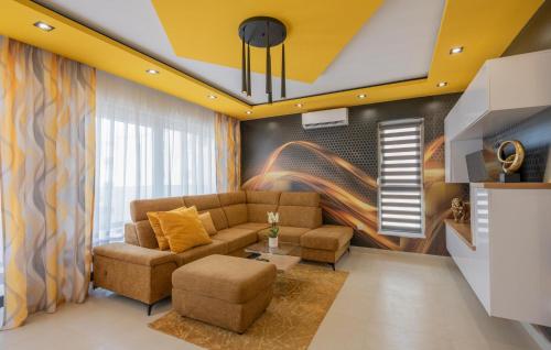 2 Bedroom Cozy Apartment In Makarska