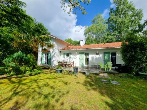 La Cabane aux Acacias~vacances nature et au calme gîte à louer Lisacq