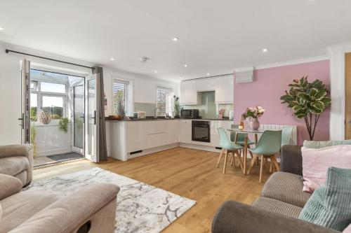 Buitenkant, The Hidden Valley - a stylish rural retreat, perfect for families in Llangynin