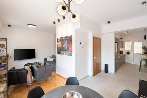 2BR Apt-Magic Terrace - Close to Metro & Acropolis, Atény
