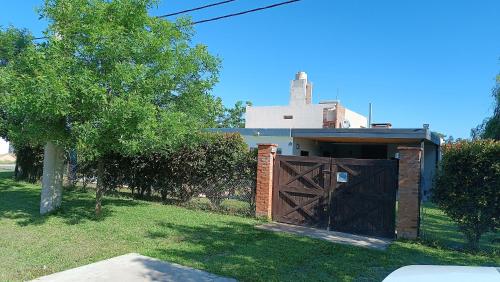A szálláshely kívülről, Funes casa near Rosario-Islas Malvinas nemzetközi repülőtér