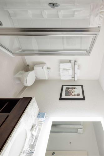 Two-Bedroom Suite with One King And Two Double Beds - Non-Smoking image 6