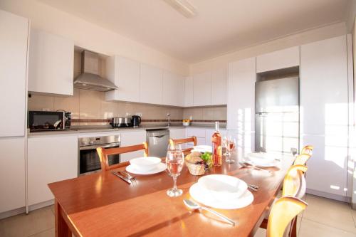 10 marinha - 2 Bed Apt at Praia da marinha - image 5