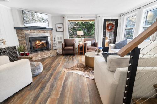 Treetop 29 Boards and Bikes Secluded Luxury Next to the Village