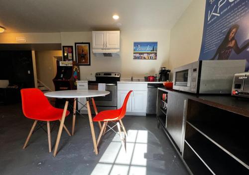 Space To Chill & Work in the Center of Everything Space To Chill & Work in the Center of Everything