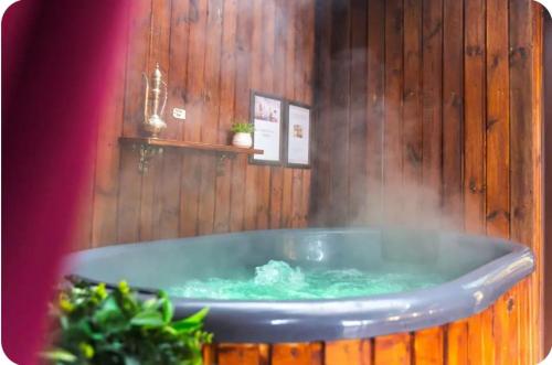Гореща вана, L'Ecrin de Rûmi - Jacuzzi & Sauna - Spa japonais (L'Ecrin de Rumi - Jacuzzi & Sauna - Spa japonais) in Vaires-sur-Marne