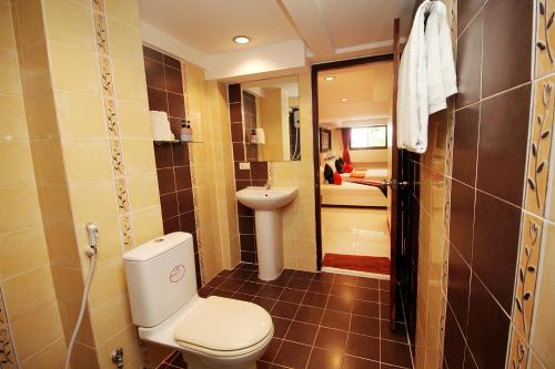 room detail thumbnail 2