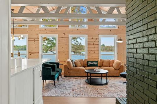 Stunning Views, Cozy Vibes, Game Night in Bonham, USA