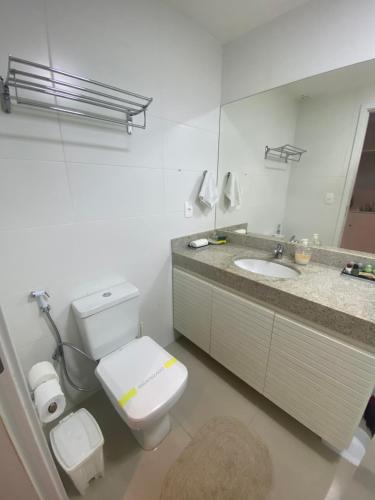 Bathroom, Hotel em CABO FRIO Cond Royale - Av Assuncao 239 Bairro Passagem ap 305 in Jacare