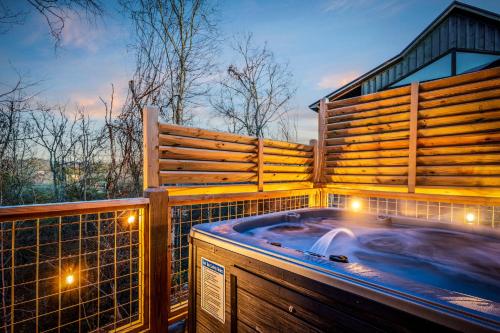 Moonshine Manor - Saltwater Pool, Hot Tub, Games, Dogs Welcome! in Sevierville, USA
