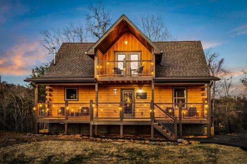 Moonshine Manor - Saltwater Pool, Hot Tub, Games, Dogs Welcome! in Sevierville, USA