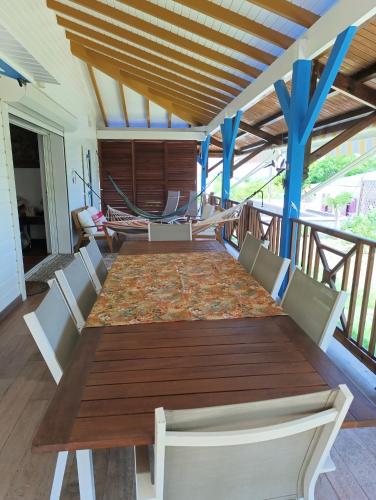 Balcony/terrace, Chambre creole et sa salle de bain chez Michelle in La Desirade