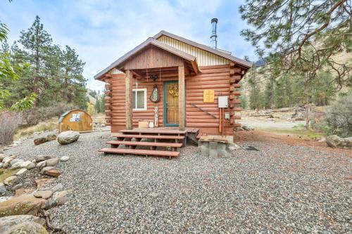 . Cabin on Little Salmon River about 10 Mi to Riggins!