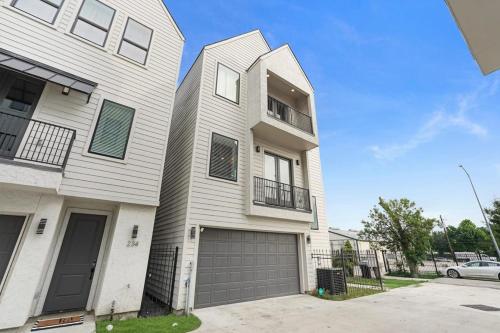 447A Chic home- sleeps 8 in Houston, USA
