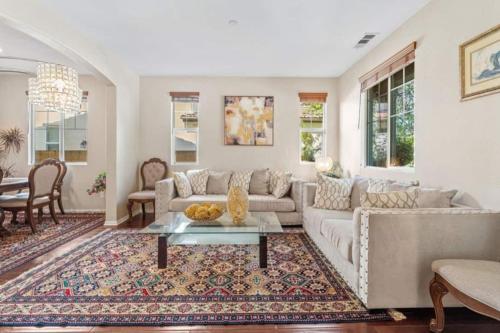 Large home- sleeps 16, Fallbrook