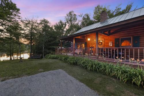 外部景觀, Lakefront Log Cabin on 2 acres in 安特里姆 (NH)