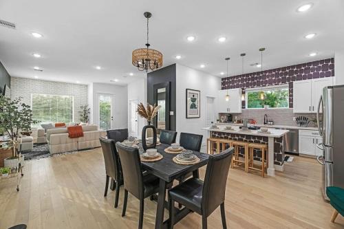447B Stunning decor with games and rooftop views in Houston, USA
