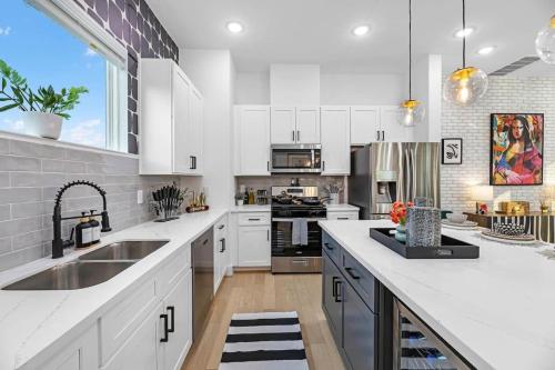 447B Stunning decor with games and rooftop views in Houston, USA