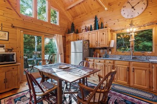廚房, Lakefront Log Cabin on 2 acres in 安特里姆 (NH)