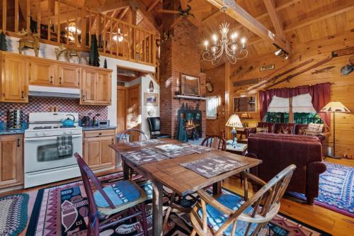 廚房, Lakefront Log Cabin on 2 acres in 安特里姆 (NH)