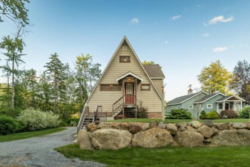 Highland Lake Waterfront Cabin in Washington, USA