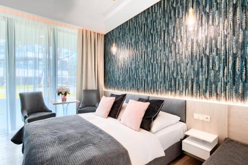1 queen bed, 1 twin bed