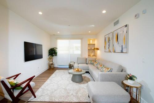 New Modern 3BR 3BA Apt in Central Los Angeles with Rooftop & Parking, Los Ángeles