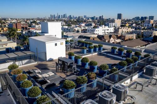 New Modern 3BR 3BA Apt in Central Los Angeles with Rooftop & Parking