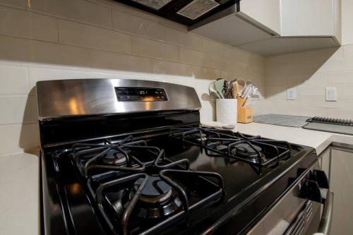 New Modern 3BR 3BA Apt in Central Los Angeles with Rooftop & Parking