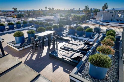 New Modern 3BR 3BA Apt in Central Los Angeles with Rooftop & Parking
