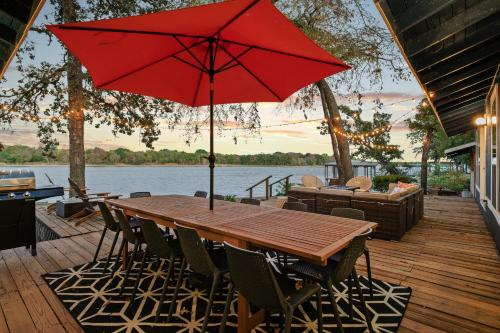 Stunning Views, Cozy Vibes, Game Night in Bonham, USA