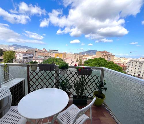 Double Room with Balcony image 6