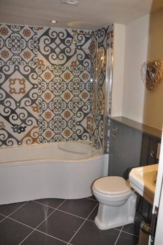 Higher Buck Inn - image 5