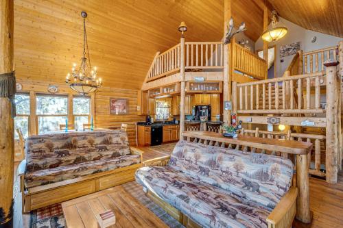 4 Mi to Fossil Beds Private Log Cabin on 3 Acres in Florissant, USA