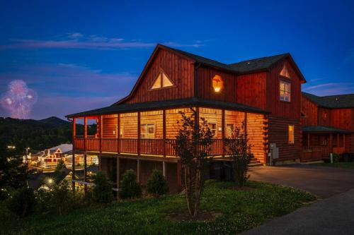 Skyburst- Mountain cabin w fireworks view! Indoor Heated Pool & Hot Tub, Pigeon Forge (fotografie 7)