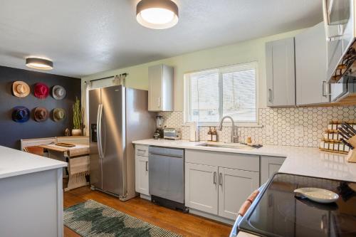 5BD Near Downtown - Movie Theater & BBQ Backyard in Westminster, USA