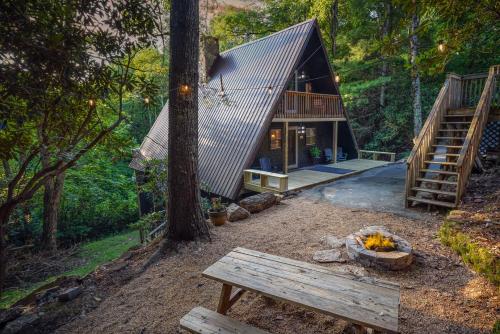 URSUS, A Secluded Midcentury Modern AFrame Chalet in Beech Mountain, USA