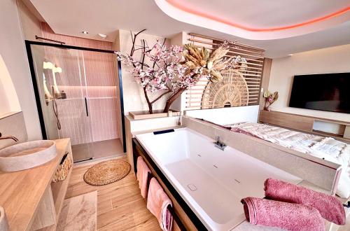 Blossom Suite-Hyper centre Jacuzzi Balcon clim, Lyon (photo 9)