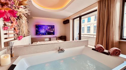 Blossom Suite-Hyper centre Jacuzzi Balcon clim, Lyon (photo 8)