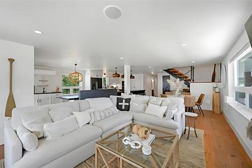 Van Laanen Lake House - Luxury Bayfront Home with Canoe & Lambeau Views