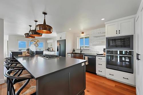 Van Laanen Lake House - Luxury Bayfront Home with Canoe & Lambeau Views