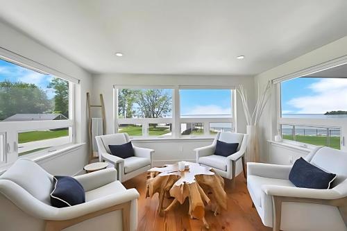 Van Laanen Lake House - Luxury Bayfront Home with Canoe & Lambeau Views