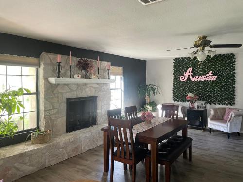 Spacious Austin Retreat for Families & Groups in Manchaca