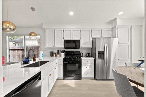 Recently Upgraded House with King Suite, quiet NBHD, Fast Wifi, and Yard in Elk Grove