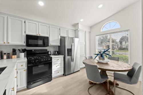 Recently Upgraded House with King Suite, quiet NBHD, Fast Wifi, and Yard in Elk Grove