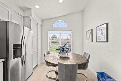 Recently Upgraded House with King Suite, quiet NBHD, Fast Wifi, and Yard in Elk Grove