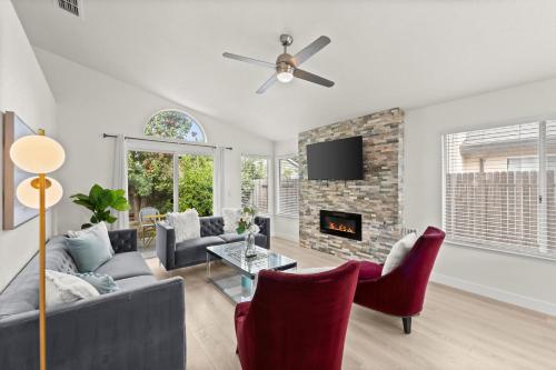 Recently Upgraded House with King Suite, quiet NBHD, Fast Wifi, and Yard in Elk Grove
